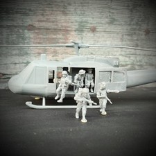 Vietnam War US Bell UH-1 Huey Helicopter with Crew Various Scales Historical Wa