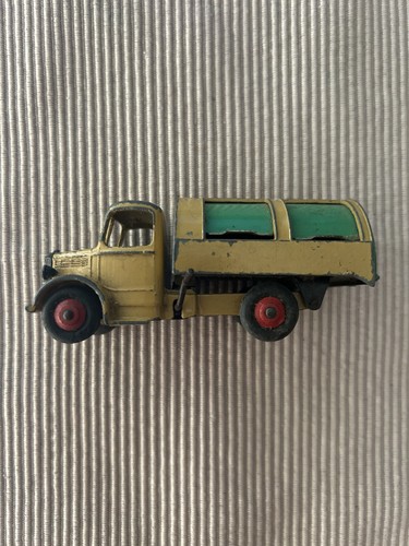 Dinky toys 410 - bedford, dust