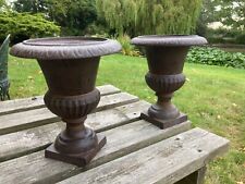 PAIR OF SMALL METAL CAST IRON URN VASE PLANTER ORNAMENTS PLANTERS PLANT HOLDER