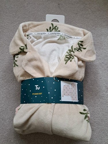 Bnwt beige mistletoe - by,