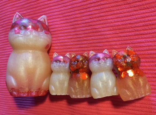 Resin cat figures with - figures,