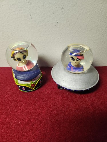 Vintage alien snow - alien, globes