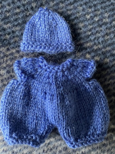 Hand knitted dolls clothes - , to