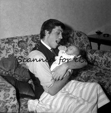 OLIVER REED MOVIE STAR WITH BABY SON MARK - 1 NEGATIVE 1961