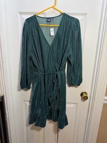 Nwt gap green velvet wrap - nwt, xl