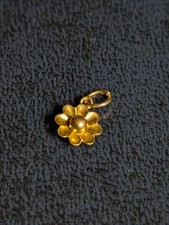 Small, 9ct Gold vintage flower charm, Daisy.