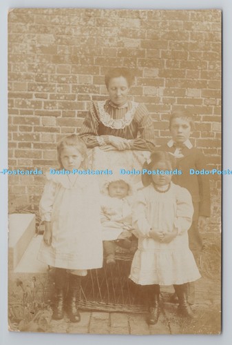 R799816 woman with children - r799816,