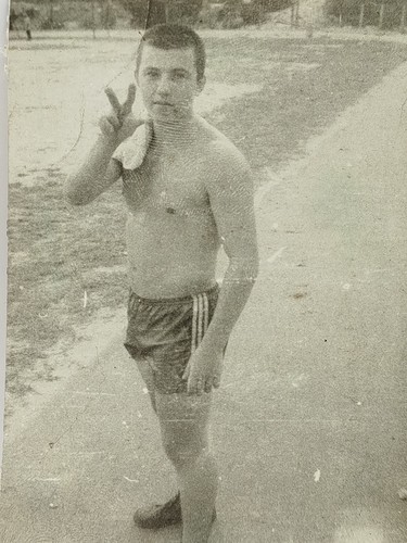 Shirtless guys trunks bulge - shirtless,