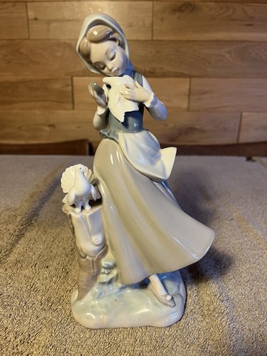 Lladro girl with doves - lladro,