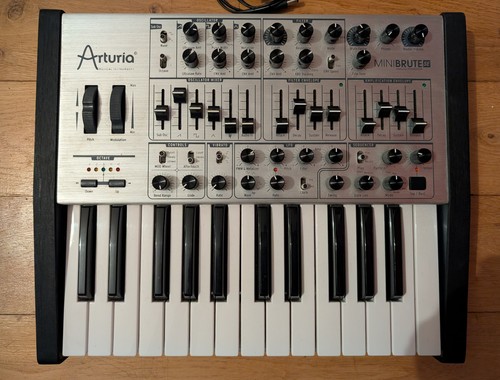 Arturia minibrute analogue - arturia,