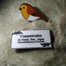 Robin Bird Pin Enamel  UK