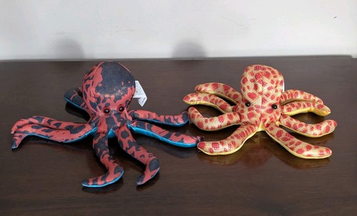 Couple octopus sand animals - of,