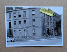OLD PHOTO CAR VEHICLE CARRS HOTEL BUILDING POSSIBLY CHELTENHAM 1960S NG 261