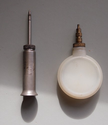 Two valvespout oil cans 1 - two,