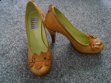 Harlot quirky vintage brown
