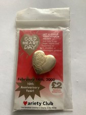 pin badge gold heart day