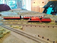 Hornby Thomas & Friends James and two passenger coaches from set  R9073
