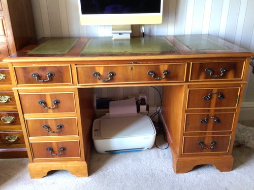 Reproduction yew executive - yew,
