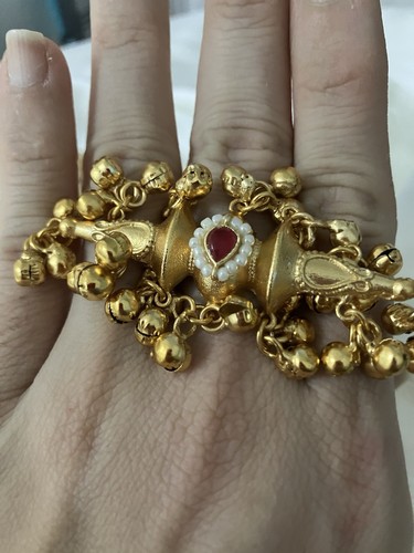 Golden finger ring viral - finger,