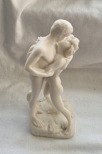 Kissing couple statue - kissing,