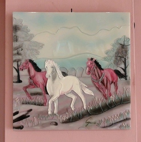Horse feature textured ceramic