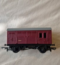 Hornby Railways ®™ R123 Maroon Horse Box B547 OO Gauge. Unboxed.