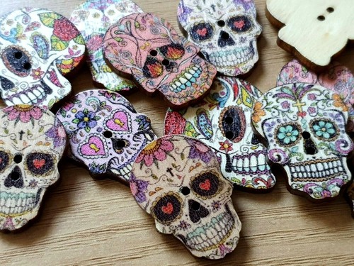 Wooden skull buttons - 10,