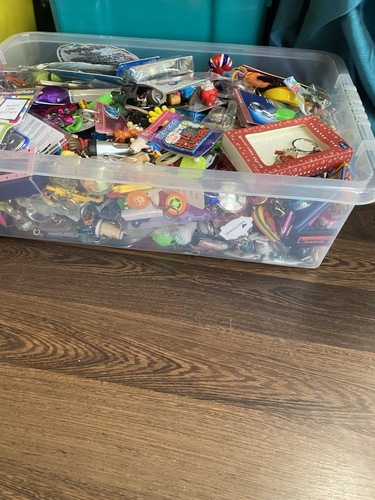 Over 900 key rings - over,