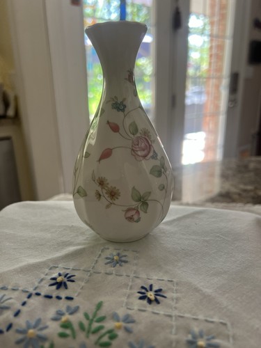 Wedgwood rosehip bud vase - wedgwood, made