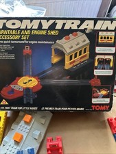 Bin Tomy Vintage Train  Turntable and Engine Shed Accessory Set 1325