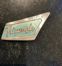 TRIUMPH 613294 HERALD VITESSE 1600 & 2 L MK I ROOF PILLAR BADGE R/H BLUE MANCAVE