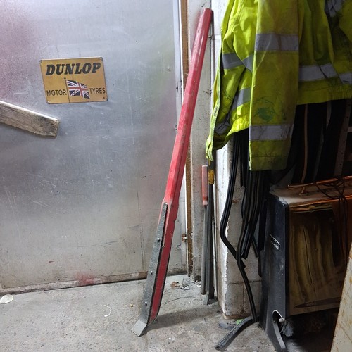 Railway track lifting pry bar - ,