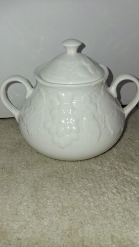 Wedgewood strawberry and vine - and,