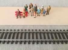 OO Gauge 1950s/60s Model Railway Platform Figures Standing & Seated on Bench.