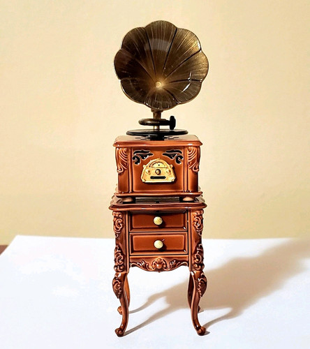 Plays real music dollhouse - music,