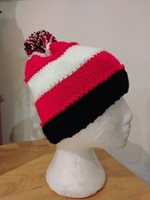 Adults bobble hat black red
