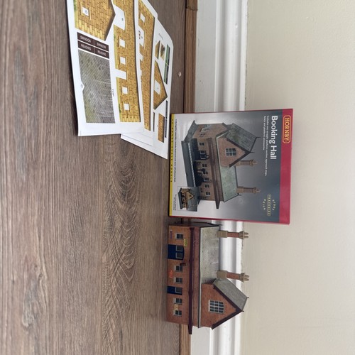 Hornby r8007 booking hall - hornby,