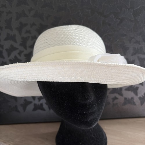 Vintage white and cream hat - and,