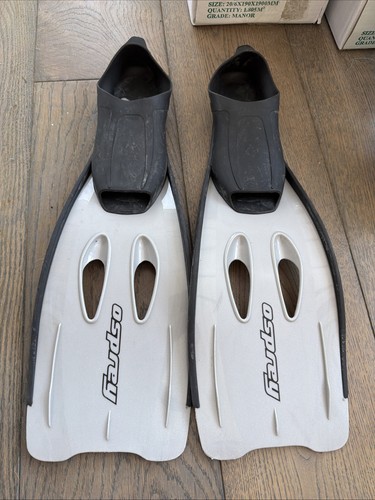 Grey osprey swimming - grey, size