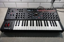 Sequential Pro 3   3-voice paraphonic synth (pristine)