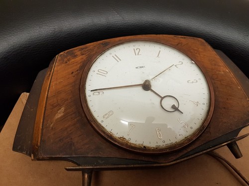 Metamic electric clock