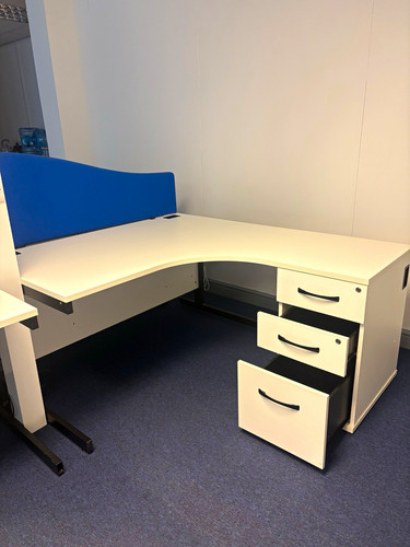 White shaped corner office - corner,