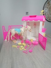1995 Vintage Barbie Feeding Fun Stable & Nibbles Horse.
