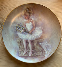 LEONARDO  COLLECTION WAITING IN THE WINGS DECORATIVE PLATE BY CHRISTINE HAWORTH