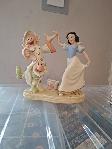 Snow white and dopey dancing - white,
