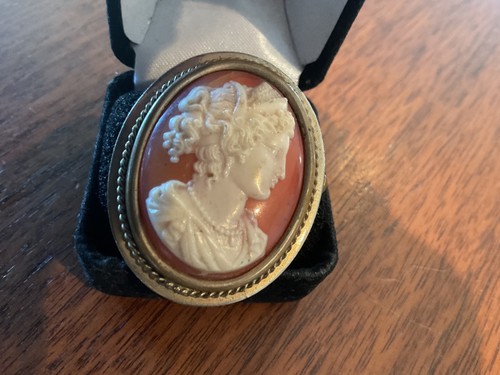 Attractive cameo brooch gold - attractive,