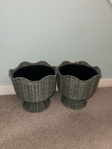 Scalloped faux rattan pedestal - rattan,