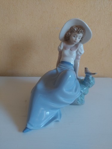 Nao sitting girl with bird - sitting,