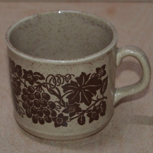 Retro brown floral mug - brown,