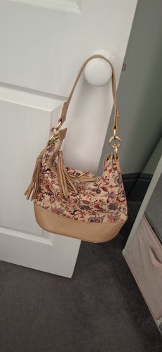Women pavers shoulder - shoulder, bag
